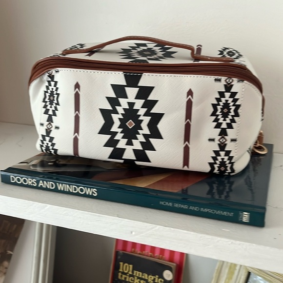 Handbags - Aztec Western Makeup or Jewelry travel bag NWOT